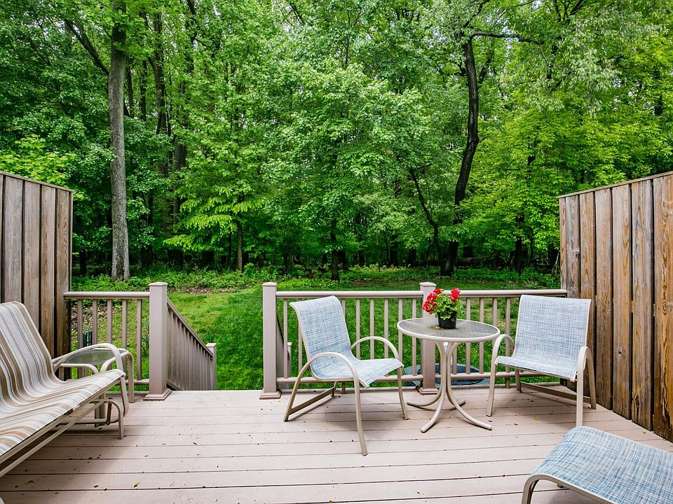 Oversize deck with Privacy Fence, Park View