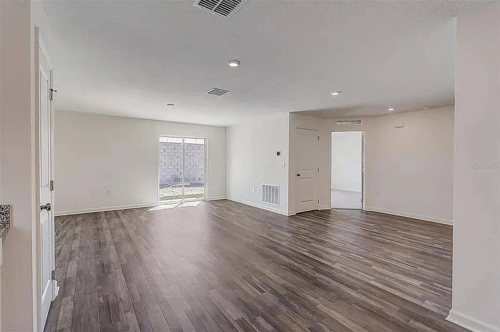 3 bed, 2.0 bath, 1300 sqft, $2,150 — Photo 4