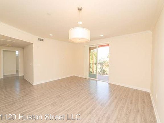 5th image of 11120 Huston St #412