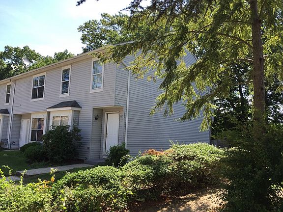 3rd image of 137 Woodlake Manor Dr