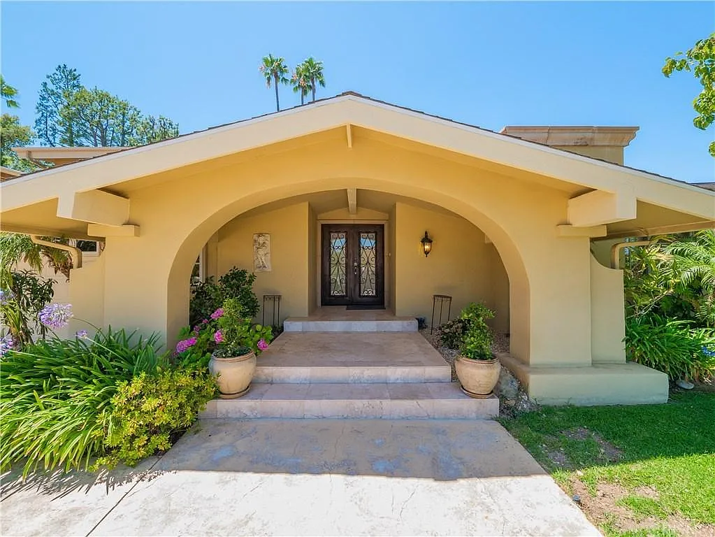 5 bed, 4.5 bath, 4080 sqft, $10,000 — Photo 2