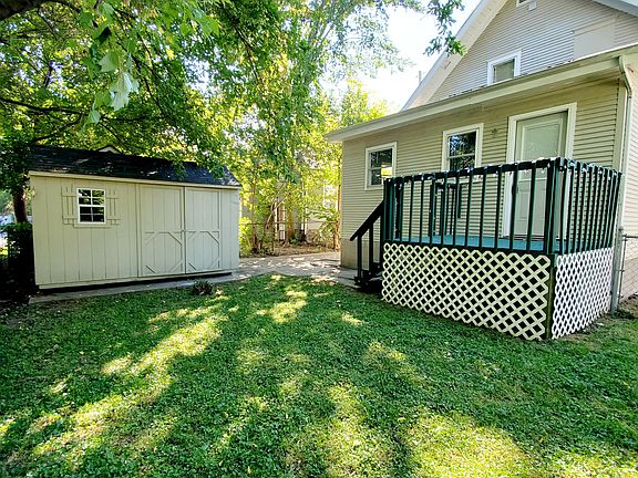 3rd image of 327 Leslie St