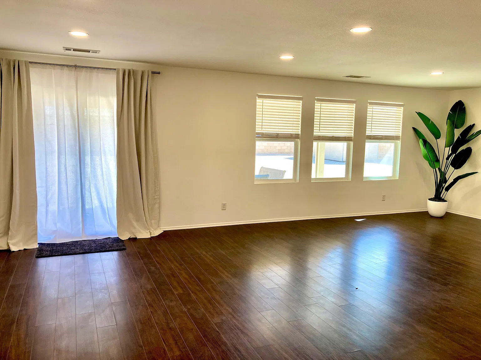 3 bed, 1386 sqft, $2,800 — Photo 2