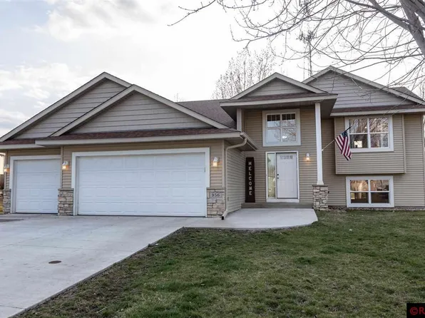 956 S Cedar St, Belle Plaine, MN 56011