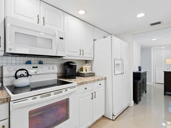 899 Jeffery Street #301, Boca Raton, FL 33487