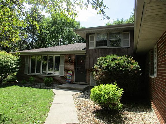 3rd image of 623 Shorewood Dr