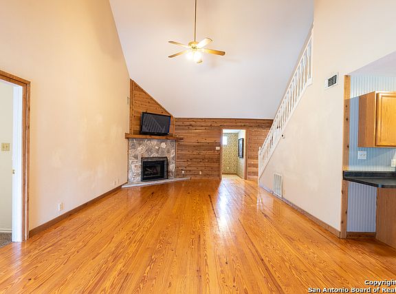 4th image of 1121 Oak Cliff Dr