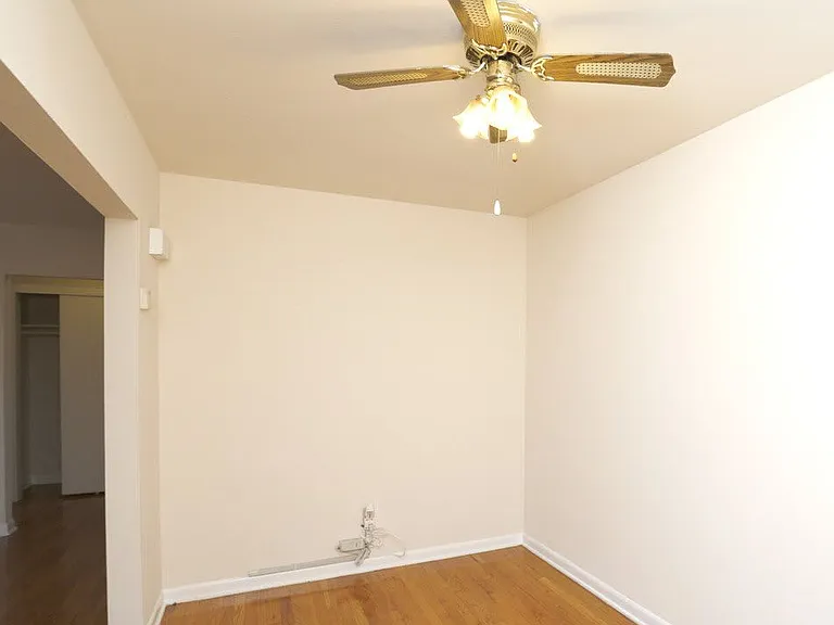 Country Club Apartments — Photo 17