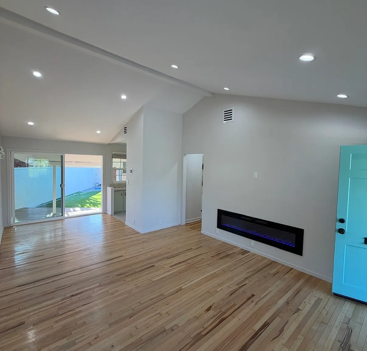 3 bed, 1000 sqft, $5,250 — Photo 3