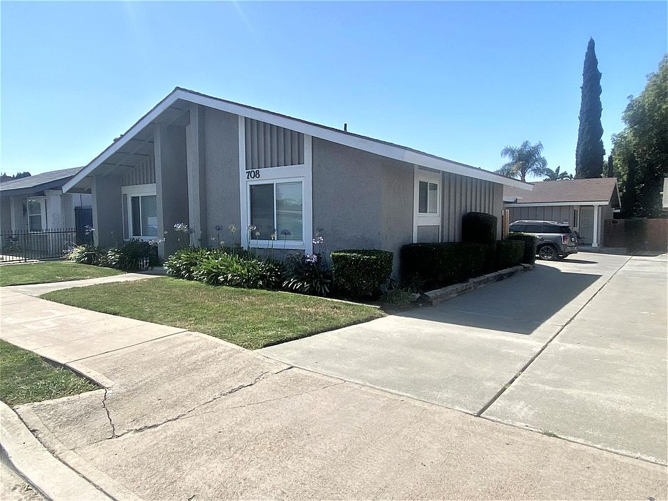 Front of 3 bed, 2 bath house with 2 car garage and driveway leading to garage