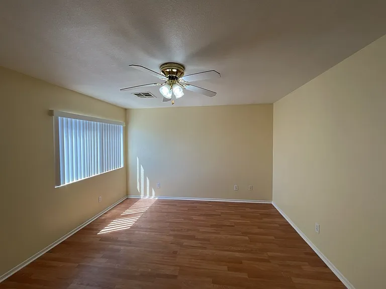 6045 Stone Hollow Ave — Photo 20