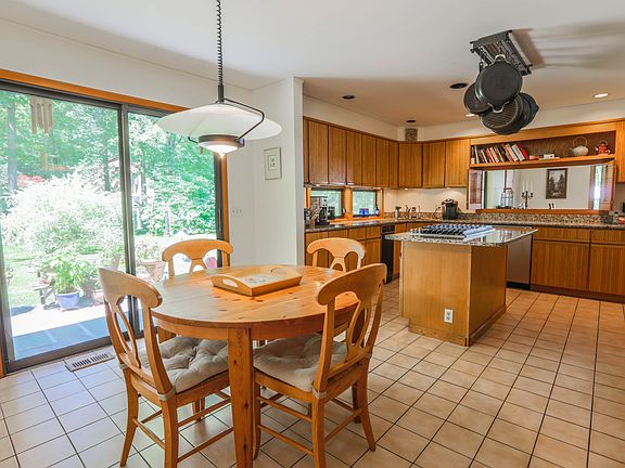 2nd image of 10 Rockledge Dr