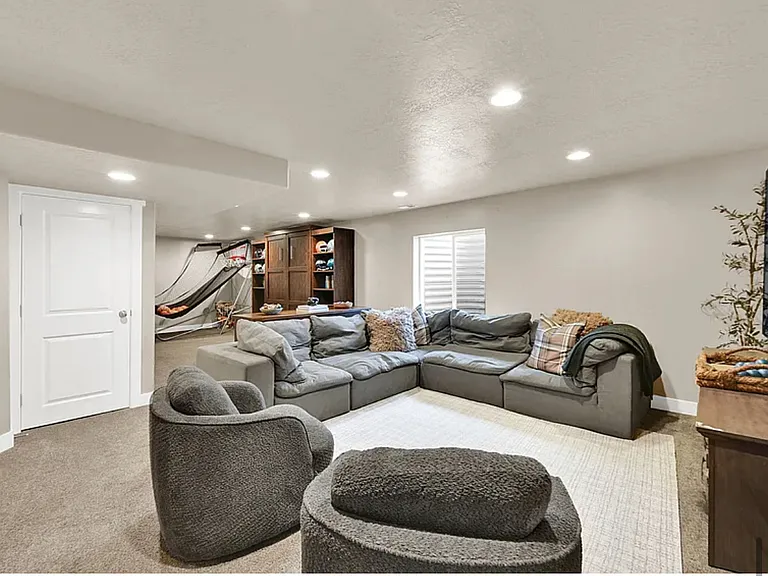 2681 E Clarkstone Dr — Photo 4