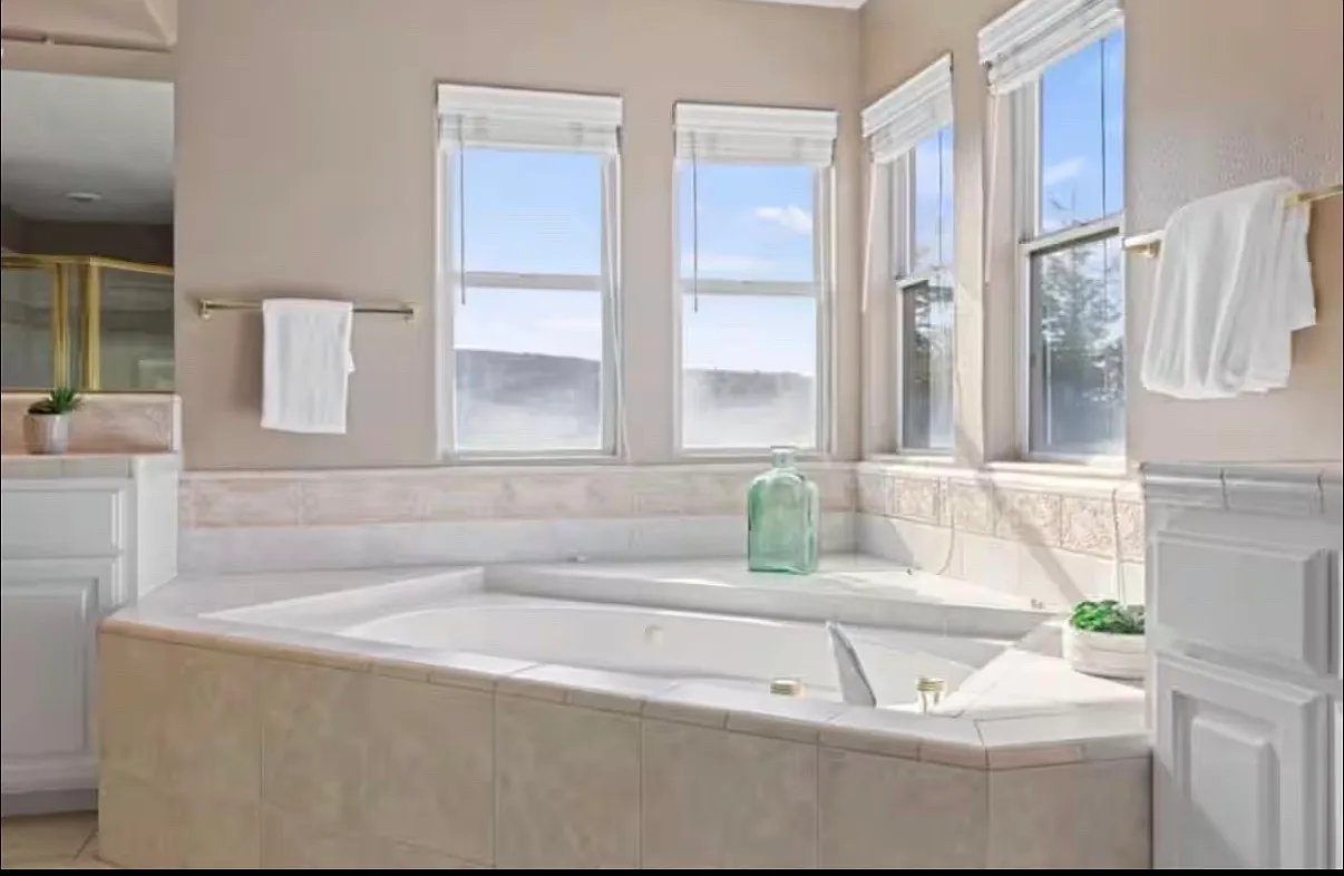 5 bed, 3818 sqft, $6,900 — Photo 2