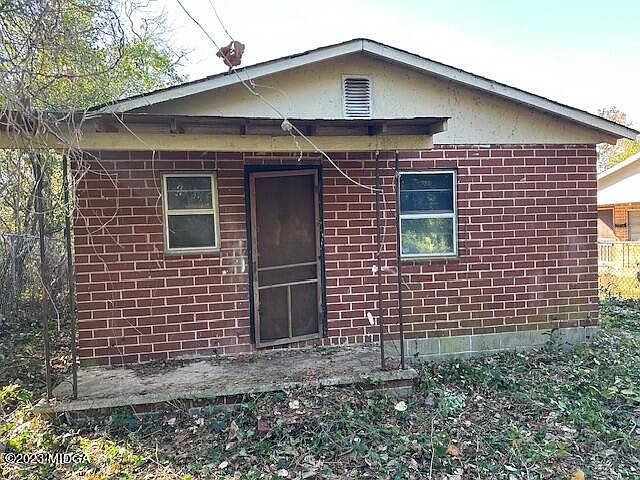 2nd image of 1021 Maple St