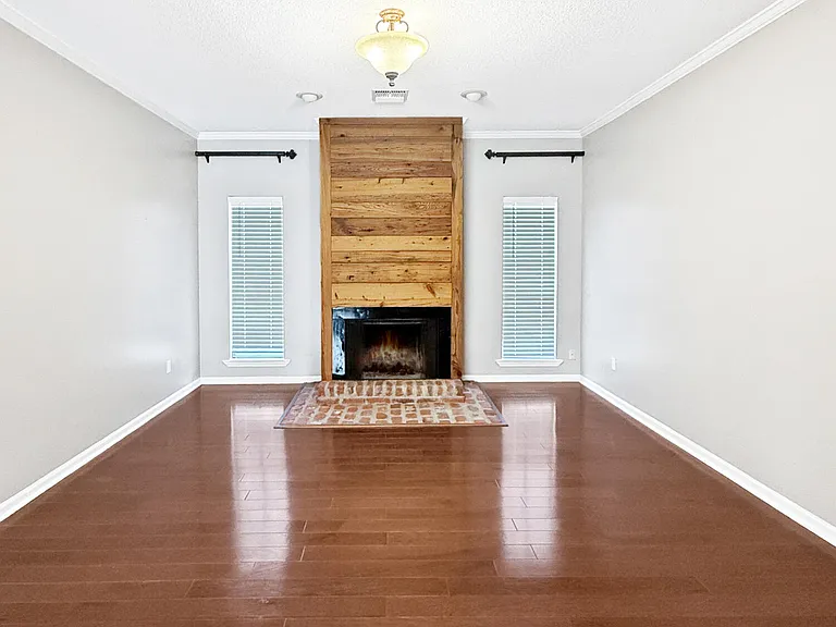 820 Rosedown Ln — Photo 5