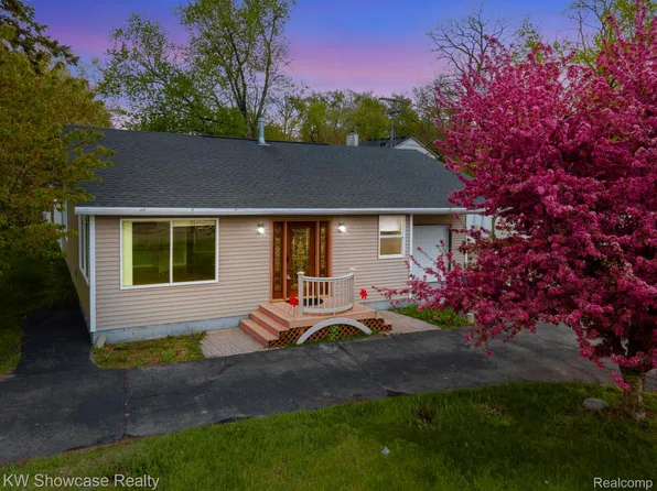 7969 Richardson Rd, West Bloomfield, MI 48323