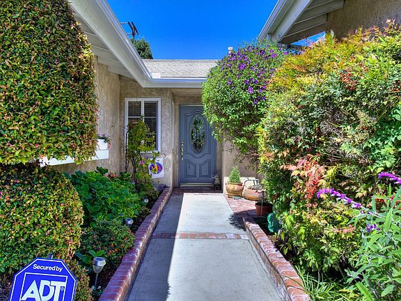 Entry with courtyard