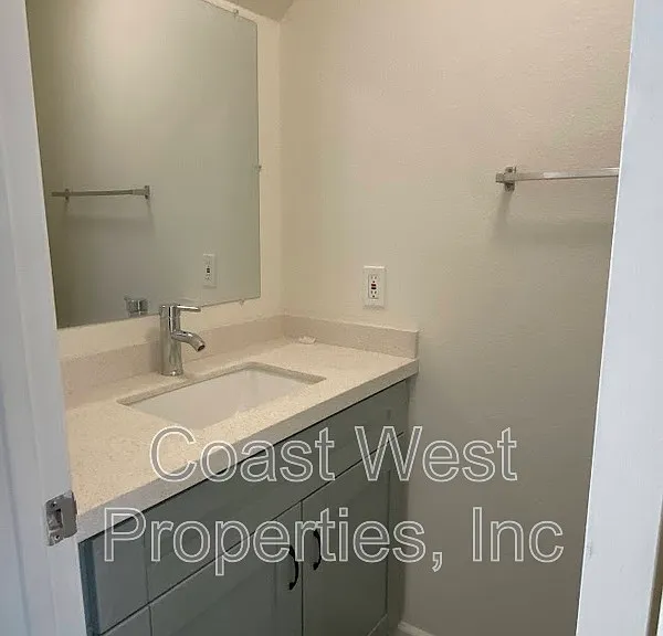 1154 Cypress Ave — Photo 6
