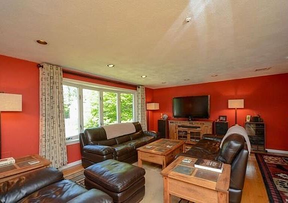 2nd image of 6 Highland Glen Dr