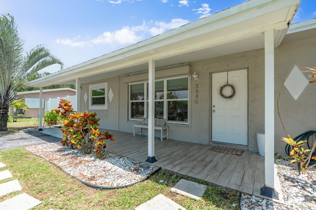 3440 NE 10TH Terrace, photo 2