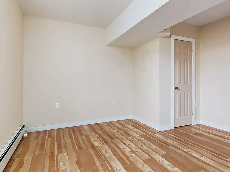 510 Robert St E — Photo 26