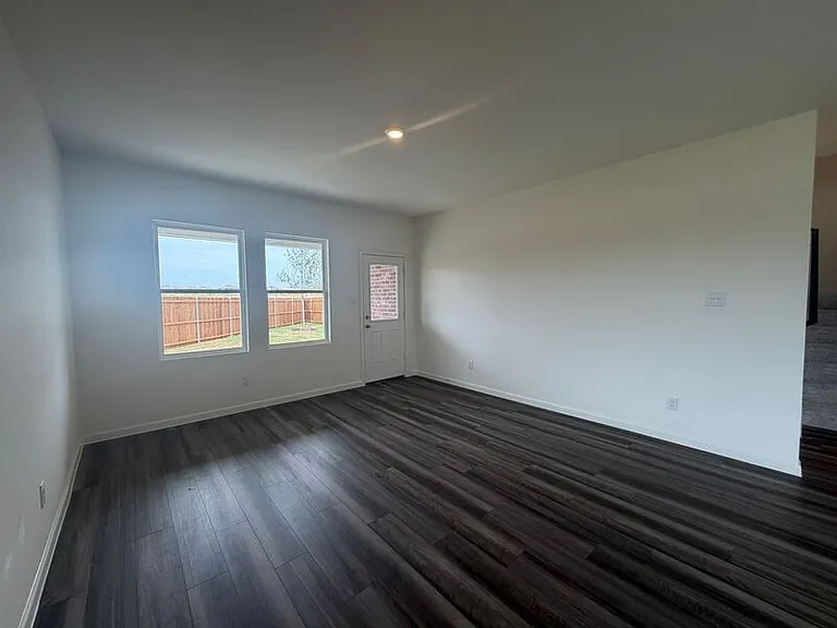 2210 Meadow Park Dr — Photo 6