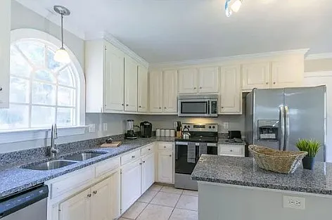 4200 Medlar Ln — Photo 8