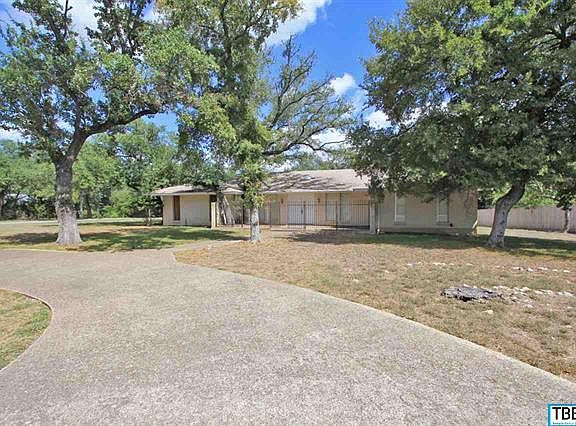 3rd image of 725 Whispering Oaks Dr