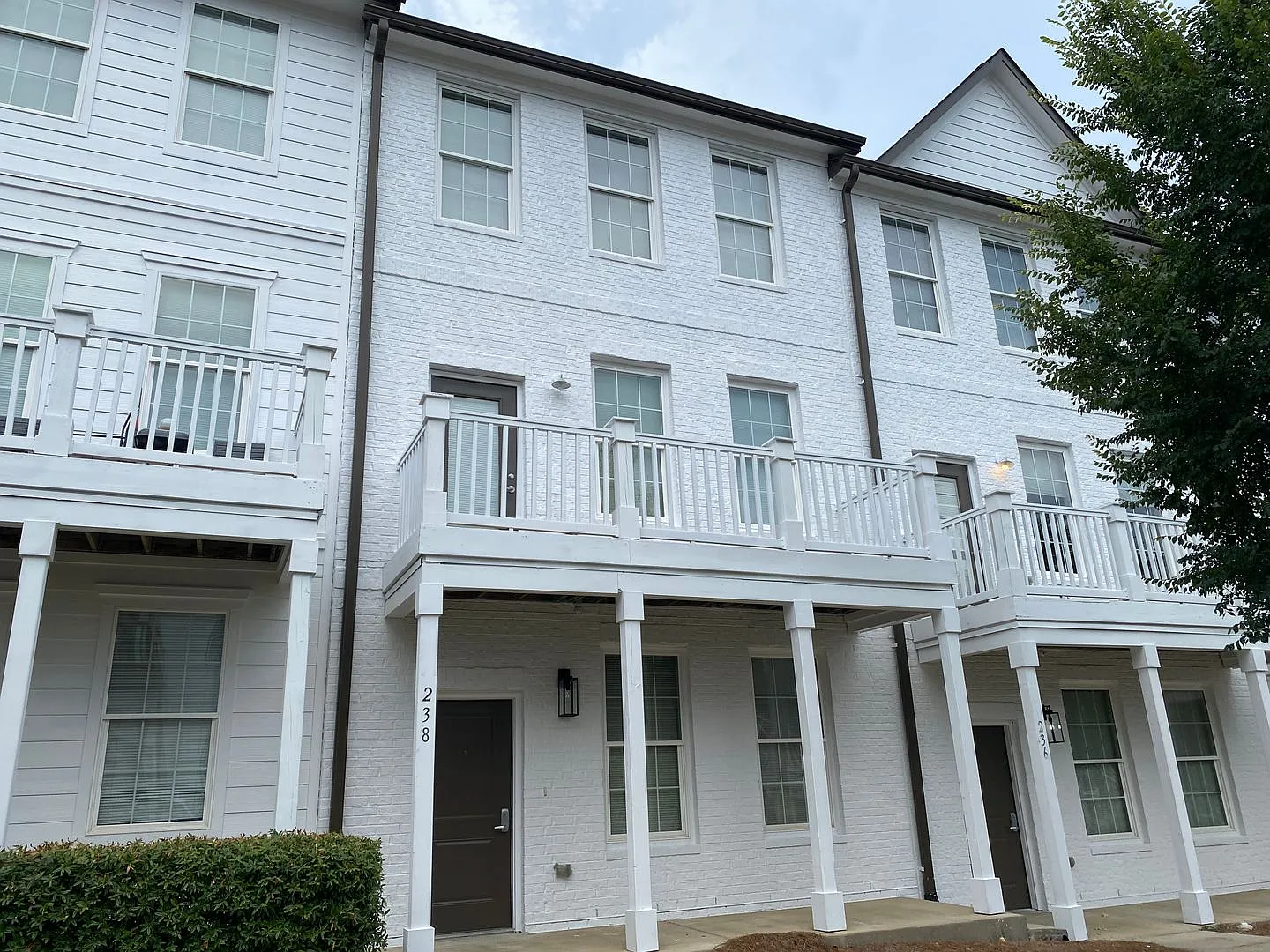 3BD/3BA Available for early August Move In — Photo 1