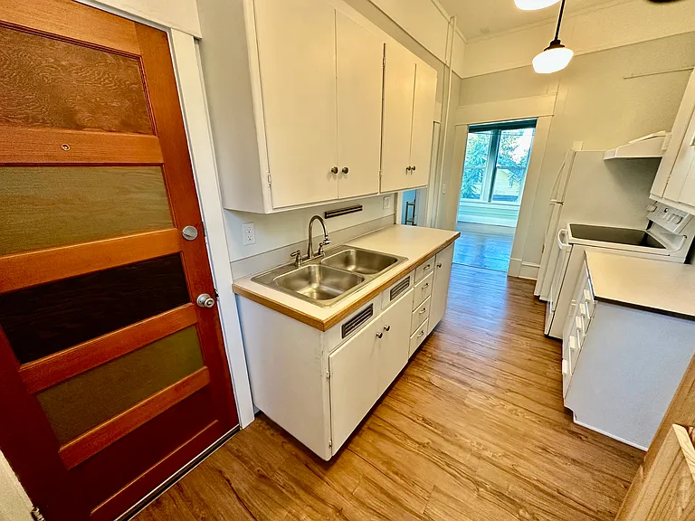 1153 Franklin St — Photo 10