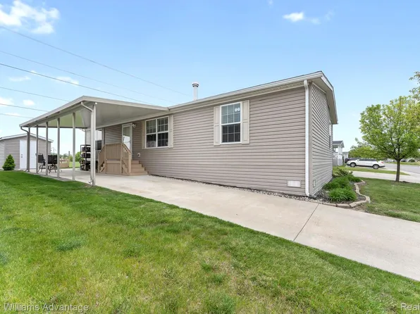 24494 Edwin Dr, Brownstown, MI 48134