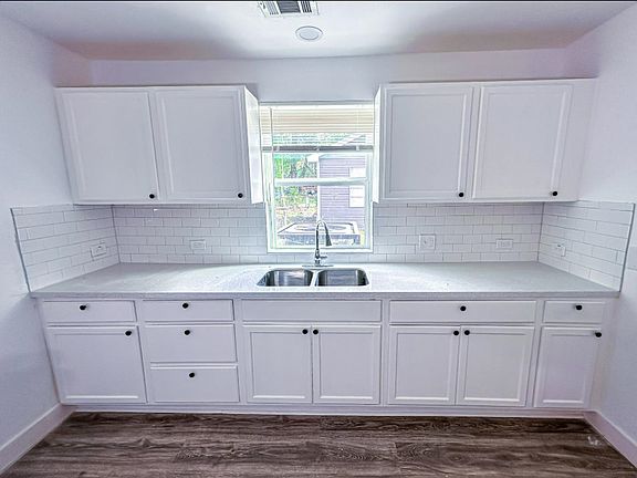 4th image of 2555 Pierce St
