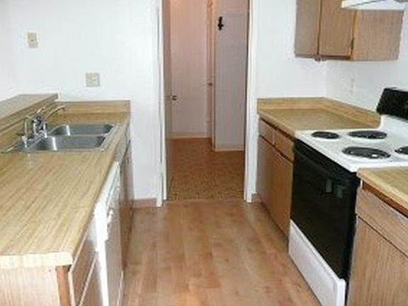 3rd image of 73 Silcreek Dr