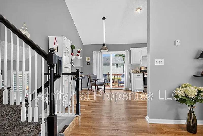 4 bed, 3.0 bath, 1722 sqft, $2,600 — Photo 3