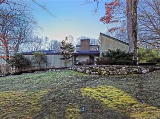 25 Grove Hill Rd, Woodbridge, CT 06525