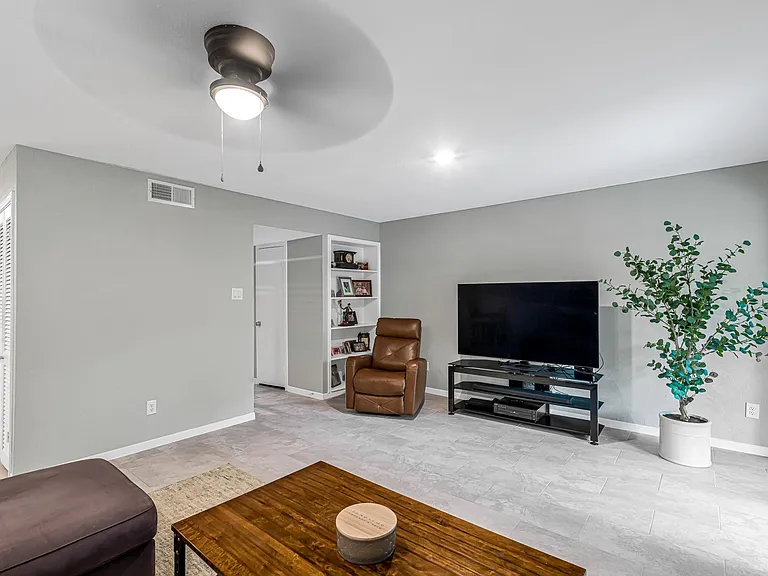 1669 W Sam Houston Pkwy S — Photo 15