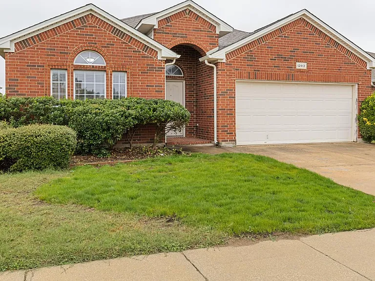 12913 Farmington Dr — Photo 2