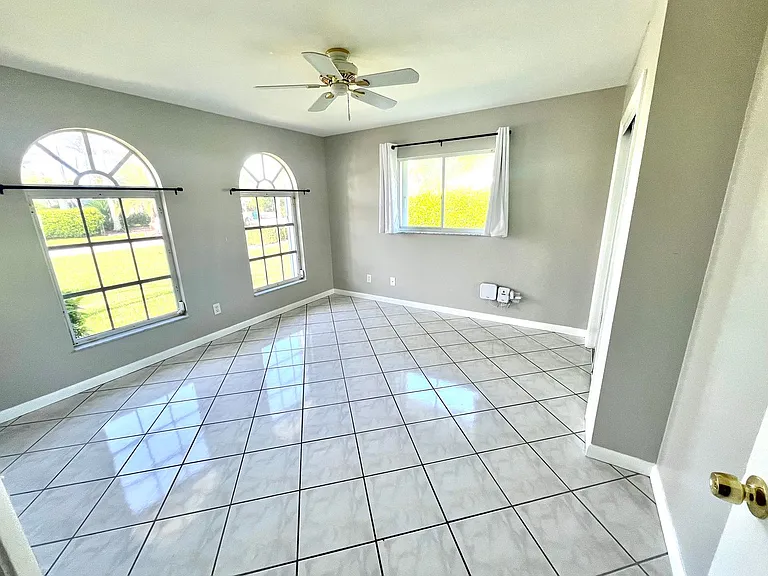 1385 Illinois Dr — Photo 9