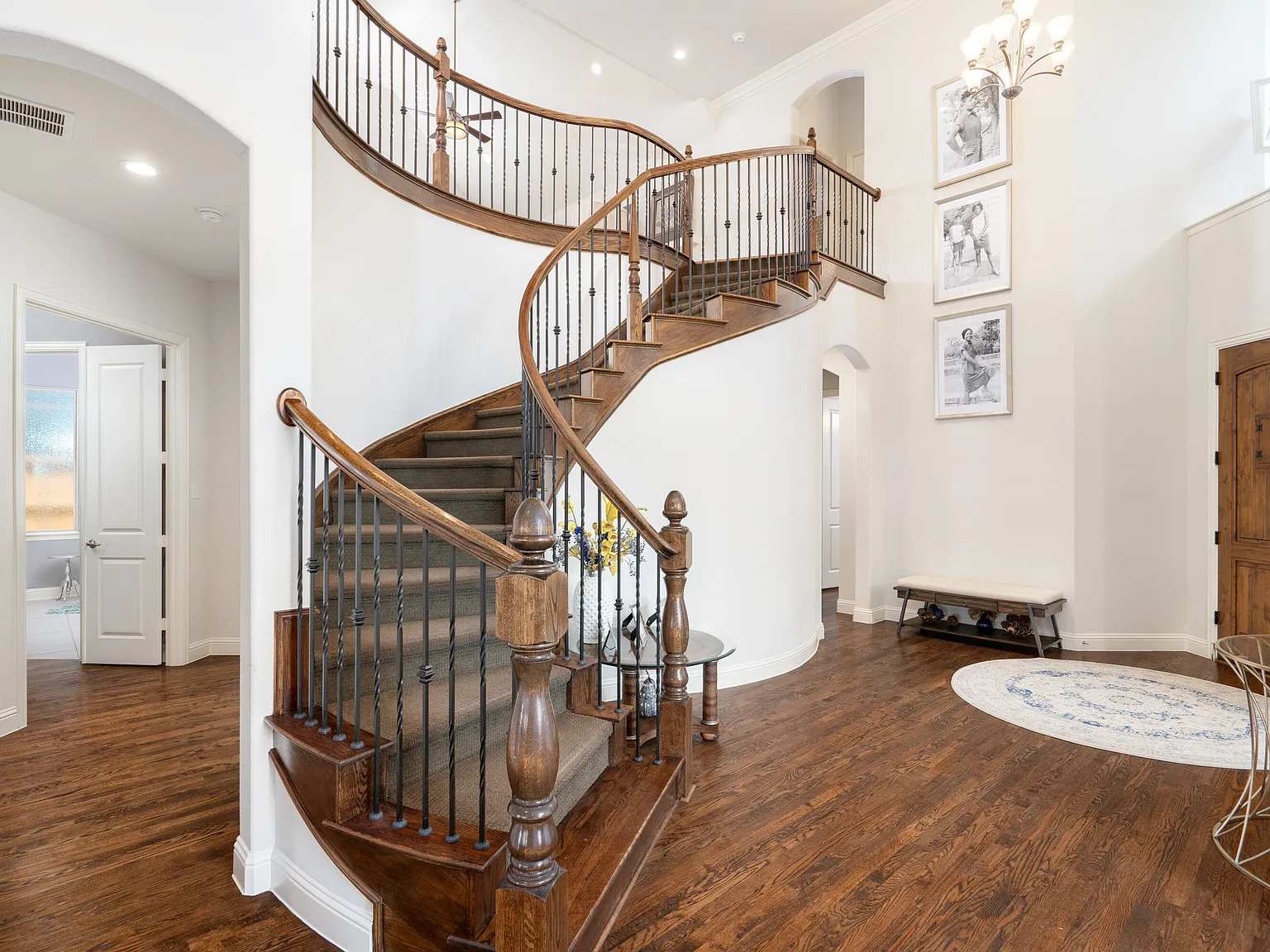 5 bed, 4.5 bath, 4051 sqft, $5,000 — Photo 2