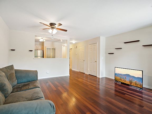 3rd image of 403 Cambridge Ct Unit 8