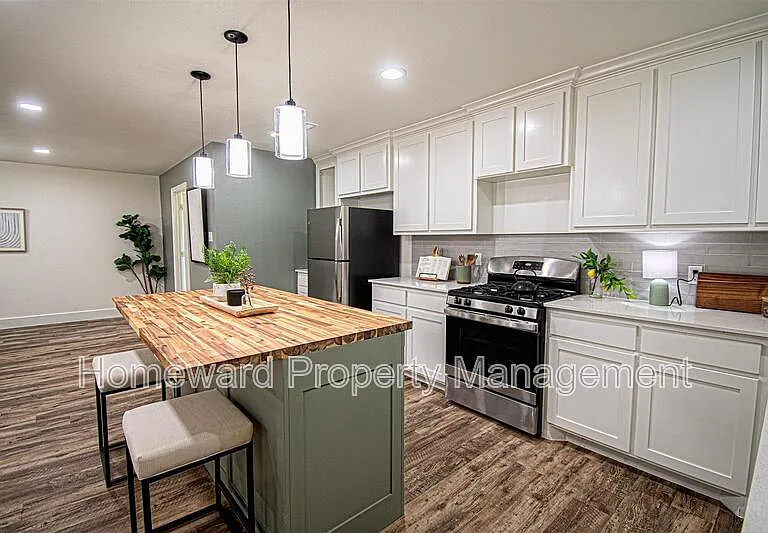 551 E Burks St — Photo 10