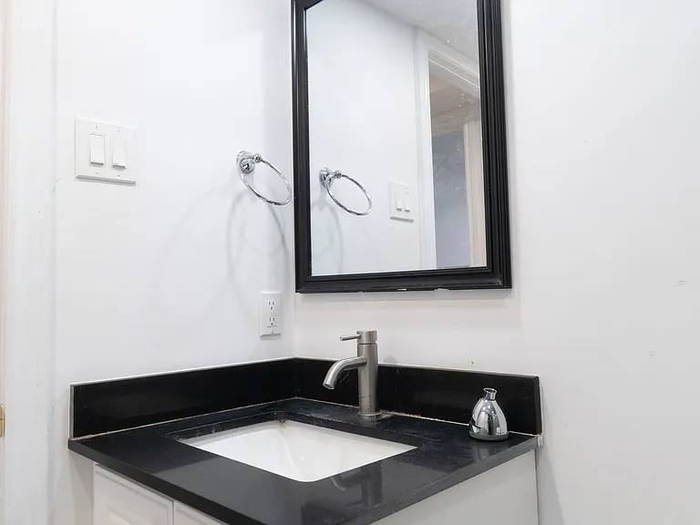 72 Sandford Cres #BASEMENT — Photo 9