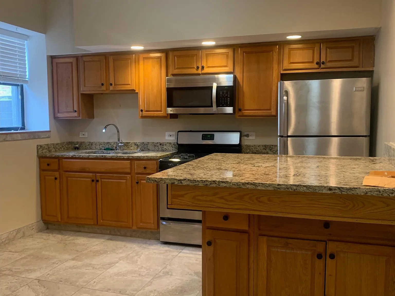 2 bed, 900 sqft, $1,800 — Photo 4