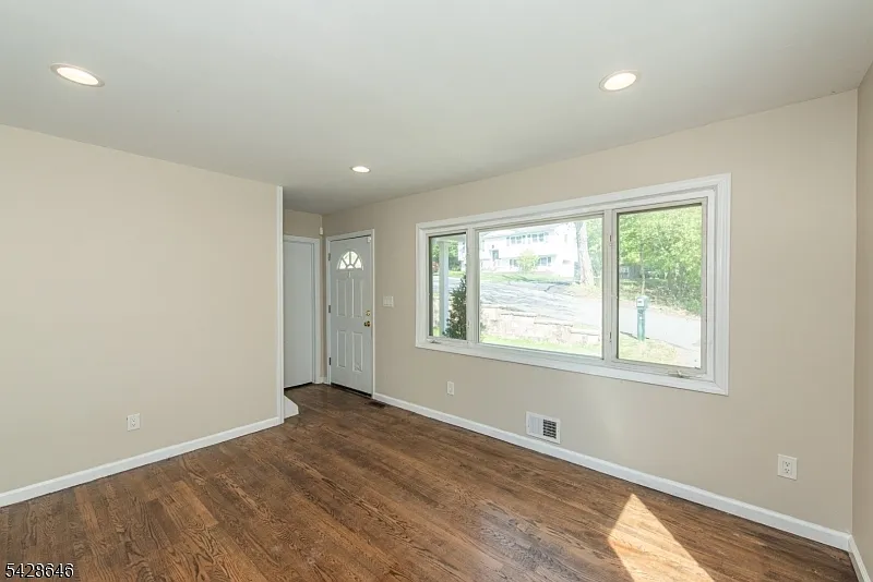 4 bed, 3.0 bath, 1341 sqft, $3,450 — Photo 3