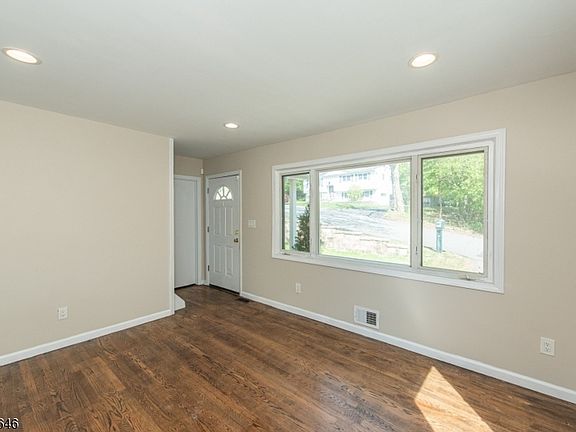 3rd image of 537 Dell Rd