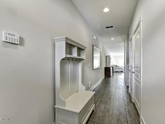5th image of 690 10th Ave S