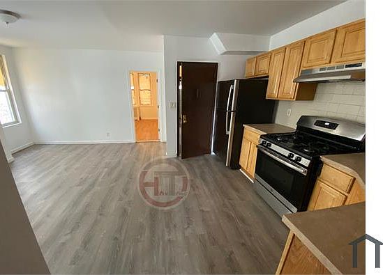 3rd image of 1022 E 219th St