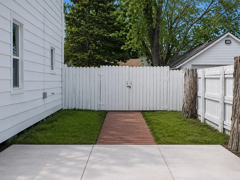 18475 Hazelwood St — Photo 3