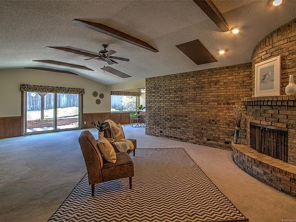 3rd image of 2935 W Oak Dr